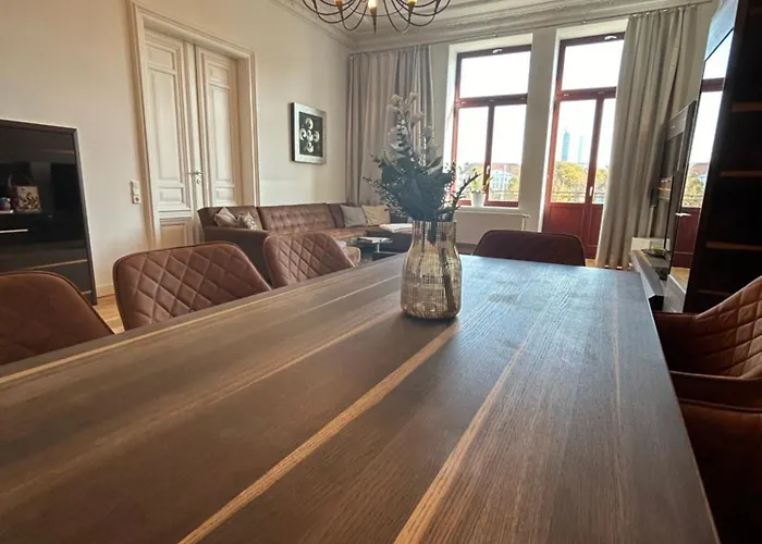 **Traumhafte City-Wohnung // 120Qm // 4-Raeume**